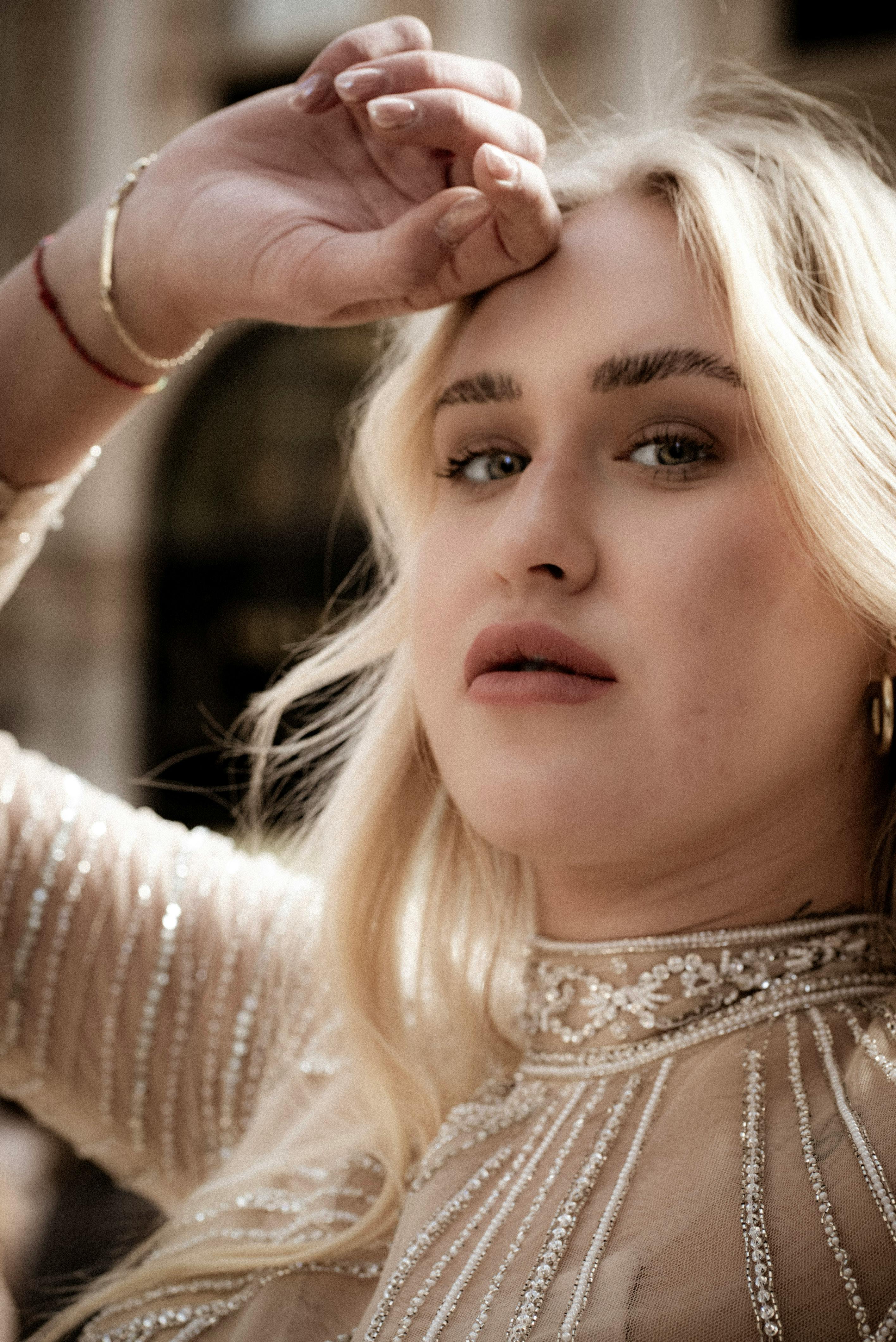 电影海报风格图片：夜色归途